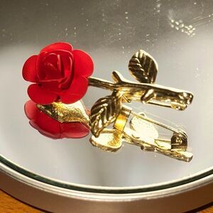Vintage red rose &‎ gold tone small brooch/pin